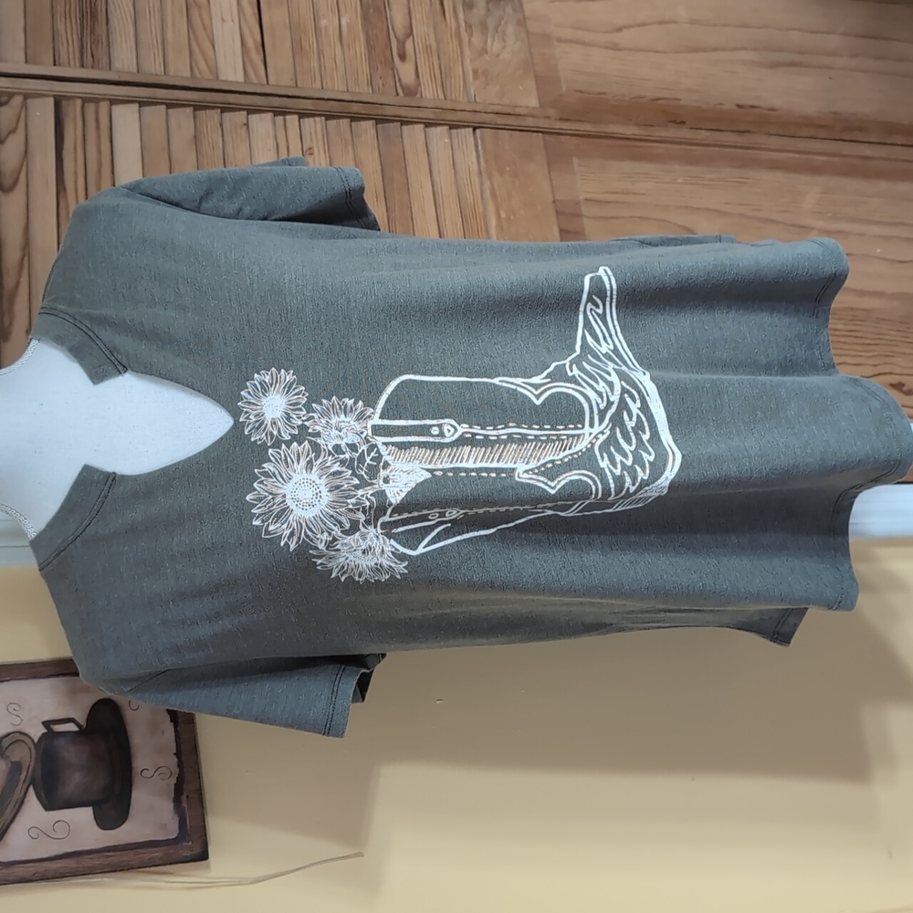 NWT Maurices Olive Green Floral Western Boot Graphic Tee XL